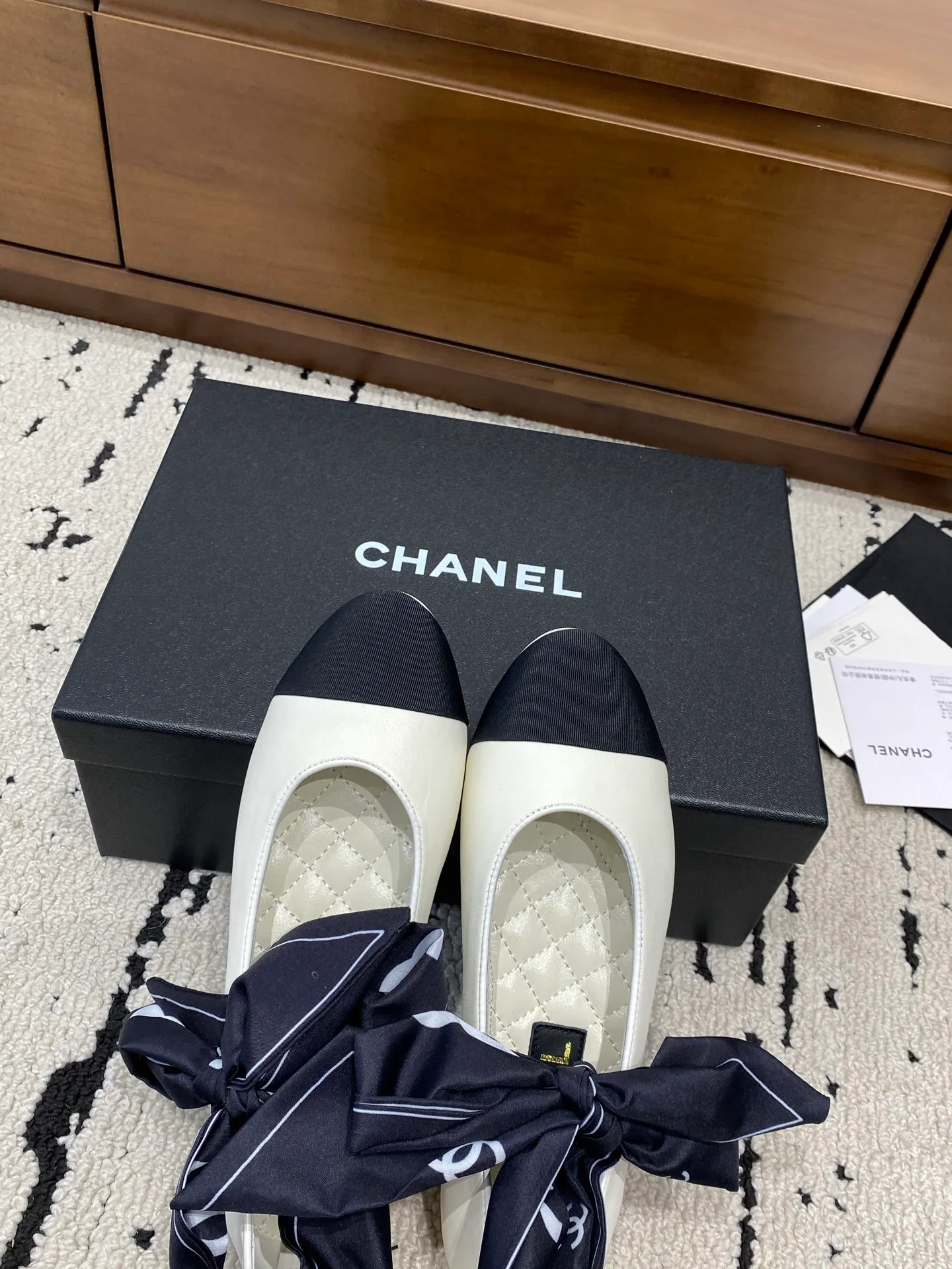 👟👟Ex-factory price 580👟👟 🍀CHANEL2026 early autumn new model, Mary Jane leather cover Chanel Xiaoxiang C home flat ribbon 🎀Comfortable ballet shoes Customized catwalk haute couture, simple yet sweet and playful Solid color fabric is refreshing and easy to wear Buckle design shoes are more heeling Upper: Customized sheepskin Inner foot pad: sheepskin Sole: Italian genuine leather sole Number of yards: 35-40 (customized 40 pieces are non-refundable)